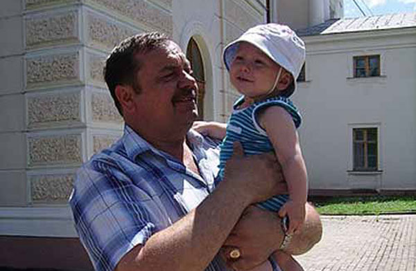 Игорь Артамонов с внуком